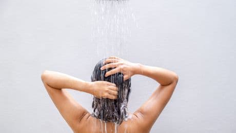 Viele machen es, keiner gibt es zu: Warum Ärzte vor Pinkeln unter der Dusche warnen
