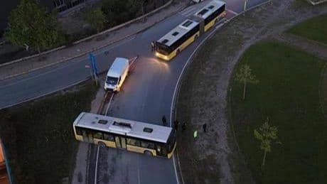 Yer: Avcılar! Freni patlayan İETT otobüsü bir başka otobüse çarptı