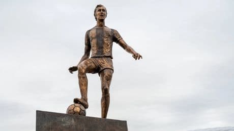 „Legenden bleiben“: Beckenbauer-Statue in München enthüllt