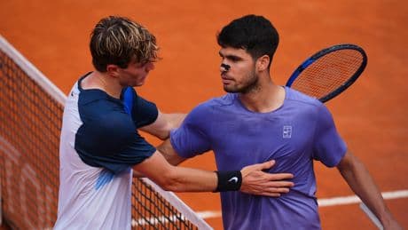 Tennis : un Carlos Alcaraz à deux vitesses rallie les demi-finales à Rome