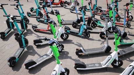 Unfälle, Parken, Fußwege: Unzufriedenheit mit Regulierung von E-Scootern