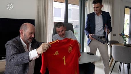 Unzué recibe de la RFEF el 'Banquillo de Platino' por ser "un ejemplo para mucha gente"