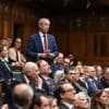 De Britse twee-partijen-traditie piept en kraakt aan alle kanten