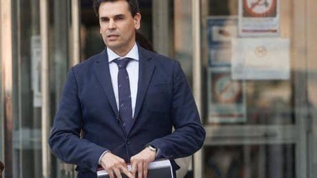 El novio de Ayuso trata 'in extremis' de esquivar el banquillo con otro informe negando el doble fraude