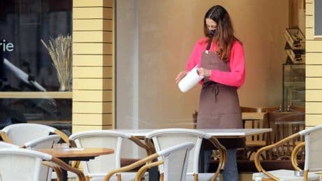 Gençlerin yaz tatili vardiya listesiyle başlıyor: Üniversiteliler tatile değil, işyerine koşuyor​​​​​​​