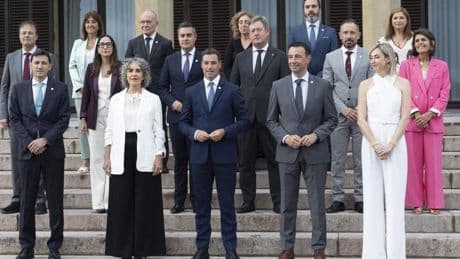 Pradales llama a Moreno Bonilla y le pide colaboración para frenar la llegada de menores migrantes «en bus desde Andalucía»
