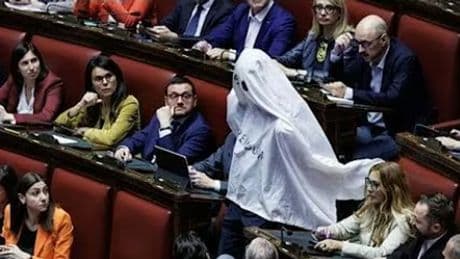 En Italie, un député déguisé en fantôme interrompt brièvement une séance du Parlement