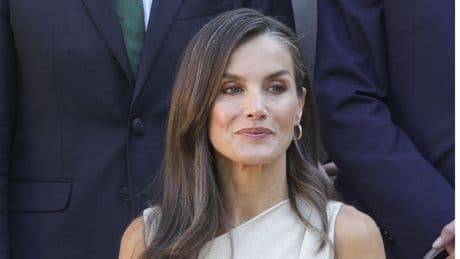 La reina Letizia recupera el vestido de Mango con el que se apuntó un tanto estilístico hace un año y lo actualiza