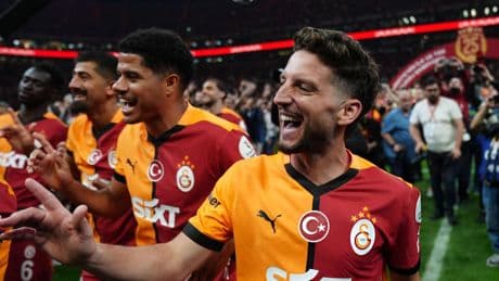 Galatasaray'ın eski yıldızı Mertens futbolu bıraktı