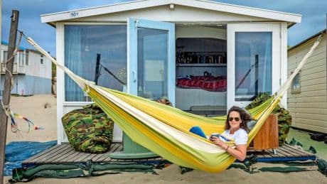 Strandhuisjes steeds meer waard, maar Annemiek (52) vertikt het om te verkopen: ’Uitzicht op zee maakt me zo gelukkig’