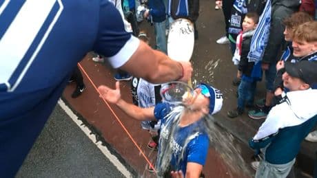 Pokal egal - Bielefeld feiert seine Aufstiegshelden