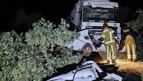 Tır otomobili biçti: 1 ölü, 1 yaralı