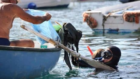 Battelli e robot per ripulire il mare: “Fondali pattumiera, regna l’inciviltà”