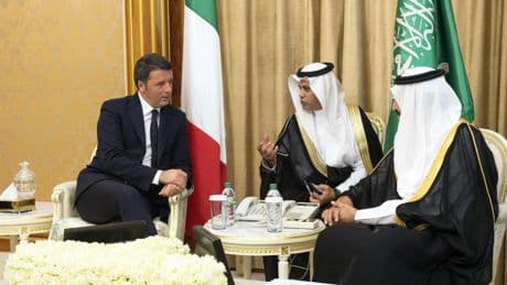 Renzi fa le pulci a Giorgia per i regali. Lui li riciclava con i suoi parenti
