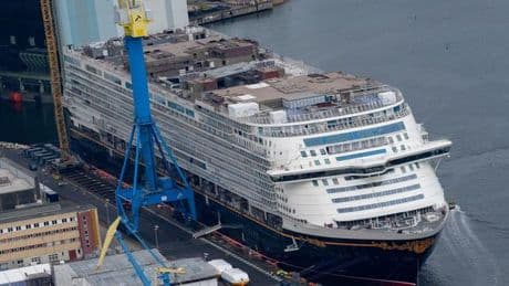 Schiffbau: Kreuzfahrtschiff "Disney Adventure" verlässt Schiffbauhalle