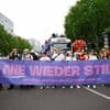 "Hallo, Zirkus!": Zehntausende feiern den CSD - und protestieren gegen Merz