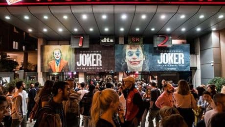 A Athènes, un cinéma maintient en vie la tradition des affiches de films peintes à la main