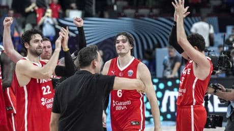Türkiye 24 yıl sonra EuroBasket finalinde: Milli takım Yunanistan’a karşı farklı kazandı