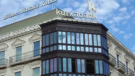Kutxabank gana un 24% más y dispara sus hipotecas