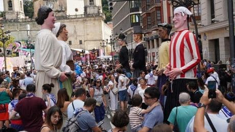 Bilbao exprime las ganas de fiesta: pintxos, marmitako, herri kirolak y fans extranjeros
