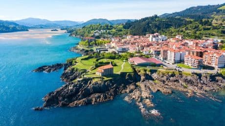 El encantador pueblo donde se rodó 'Ángela', la serie más vista de Netflix: casas de piedra, paisajes verdes...