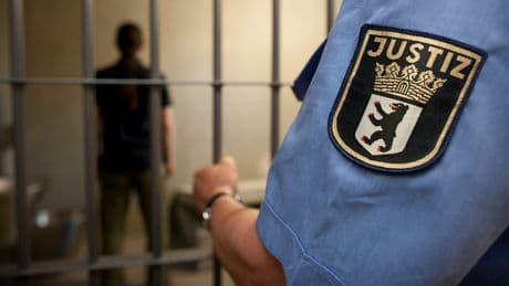 Beim Gefangenentransport - Trotz Handfessel! Abschiebehäftling gelingt Flucht