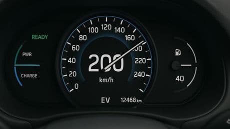 E-Auto-Besitzer brettert auf Langstrecke mit 200 km/h: Seine Zeitersparnis ist ein Witz