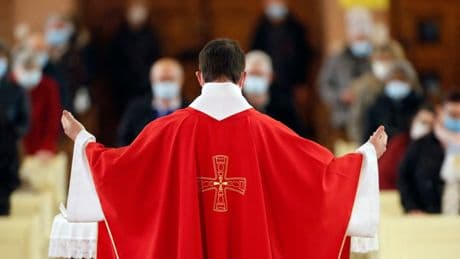 Violences sexuelles dans l’Église : deux mois après la promotion d’un prêtre condamné pour viol sur mineur, la Conférence des évêques de France sort enfin du silence