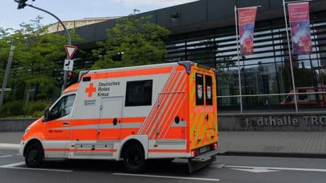 Troisdorf: Junge Männer greifen Sanitäter brutal an