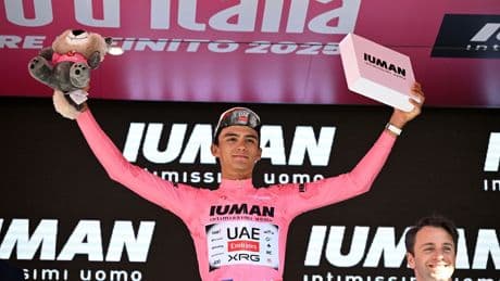 Del Toro es el primer mexicano de rosa y el Giro de Italia se convierte en un mar de puñales