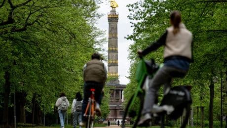 Wetter: Frühlingshaftes Ostern lockt Menschen in Parks und Gärten