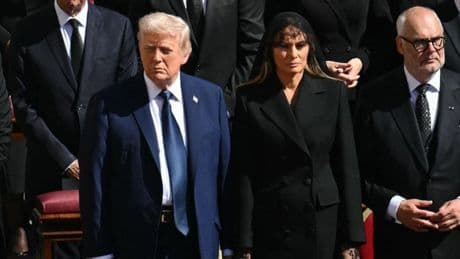 Melania Trump, de riguroso luto y guantes de encaje en el día de su 55 cumpleaños
