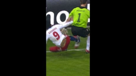Ein Klassiker von 2012 - Guerrero-Grätsche gegen Sven Ulreich