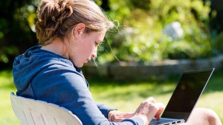 «Mentalement, j’étais encore à la Défense» : pourquoi les cadres ont autant de mal à décrocher en vacances?