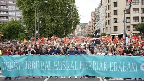 Miles de personas reivindican en Bilbao el derecho a decidir