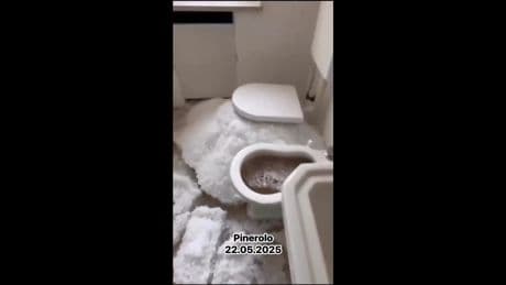 Grandine dal wc a Pinerolo: il video surreale