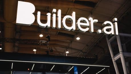 Builder.ai prometía programar como nunca gracias a la IA. Lo hizo como siempre: con 700 humanos simulando ser una IA