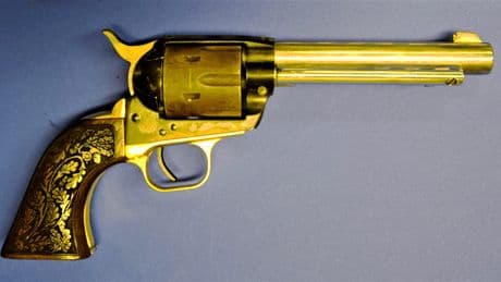 Zoll beschlagnahmt 30 Waffen - Die Schmuggler mit dem goldenen Colt