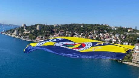 Basketbol Süper Ligi şampiyonu Fenerbahçe Beko'nun bayrakları köprülere asıldı