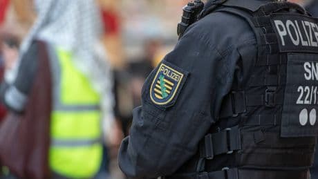 Polizei Sachsen: Brennende Helme und Alkoholzwang bei Aufnahmeritual