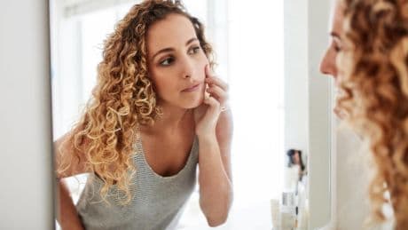 La crema facial ‘todo en uno’ que protege la piel del sol, previene, disimula y reduce las manchas