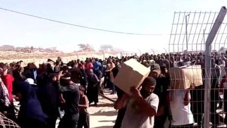 Gaza: Palästinenser stürmen Verteilzentrum für Hilfsgüter