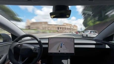 Tesla sperimenta la guida (quasi) autonoma per la vie di Roma