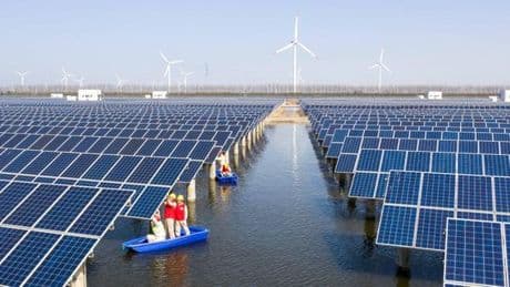 A Binhai, en Chine, une centrale solaire XXL surplombe les marais salants
