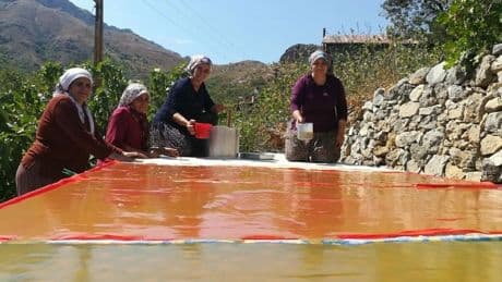 Yüzyıllardır aynı yöntemle yapılıyor, odun ateşinde saatlerce kaynıyor! Yazın yapan kışın bolca tüketiyor