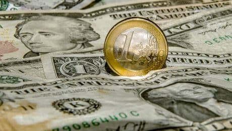 L'euro ne représente que 20% des réserves mondiales contre 58% pour le dollar mais la BCE pense que la monnaie européenne peut prendre l'ascendant
