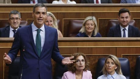 Sánchez defiende al fiscal general que "persigue delincuentes" y Feijóo le acusa de estar en el "búnker de los autócratas"