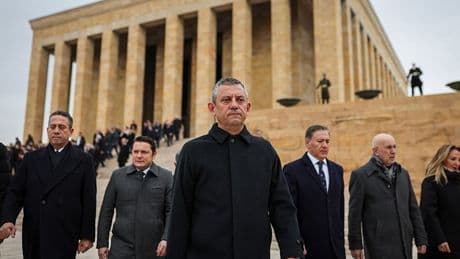CHP'den Anıtkabir'e ziyaret... Özgür Özel'den 'özel deftere' tarihi yazı: 'Milletimiz darbe girişimine geçit vermedi'