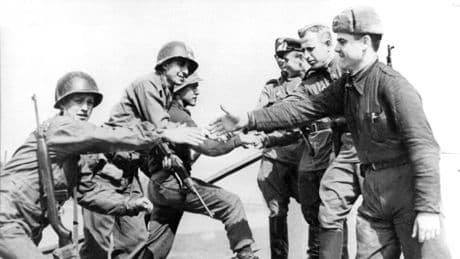 US-Armee trifft Rote Armee: Leichenberge verhinderten Original-Foto der ersten Begegnung an der Elbe