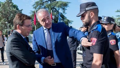 La Policía de Madrid atribuye el atropello de la niña por el coche de su director a una caída frente a la versión de la madre
